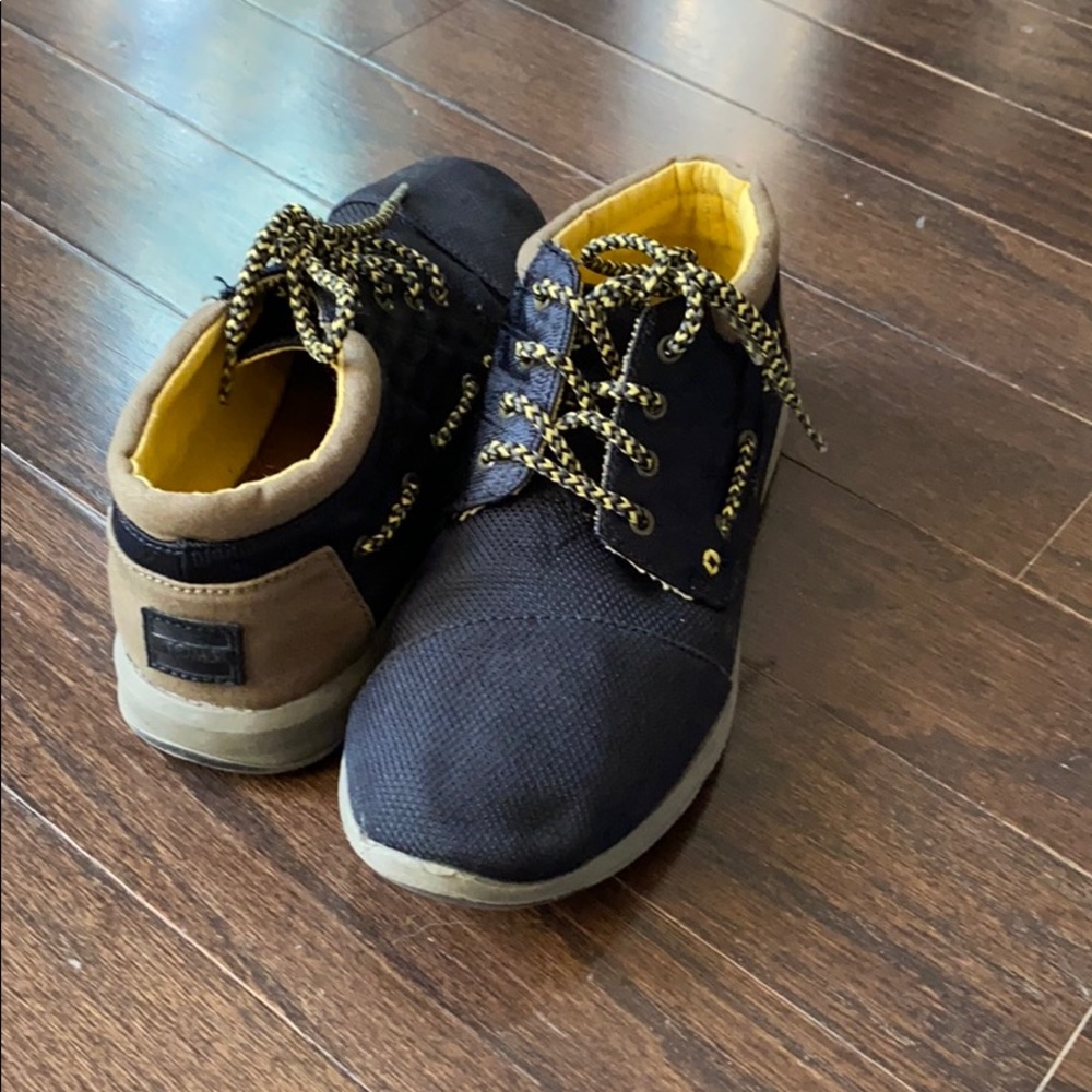 TOMS boys casual shoe, size 5!